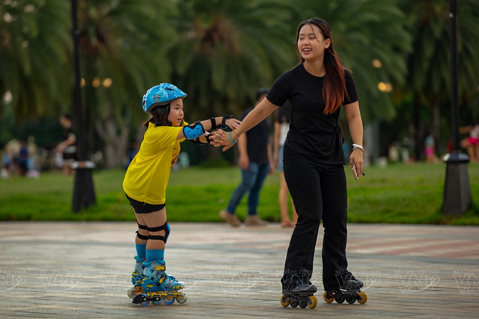 Residents enjoying leisure activities in a riverside urban area. (Photo: VNP)