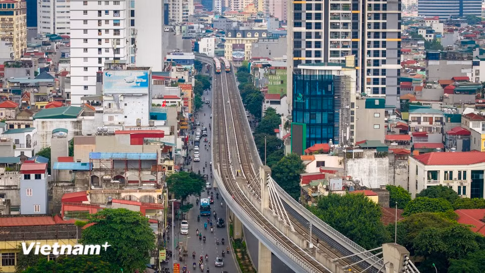 Starting from Nhon Station, it follows Highway 32, passing Cau Dien and Ho Tung Mau Street, crossing Ring Road 3, Xuan Thuy, and Cau Giay to reach Thu Le Park. (Photo: Hoai Nam/Vietnam+)