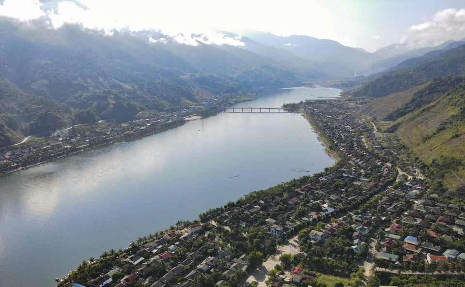 The Thai ethnic village lies peacefully by the shores of the hydroelectric lake in Muong Lay. (Photo: VNA)