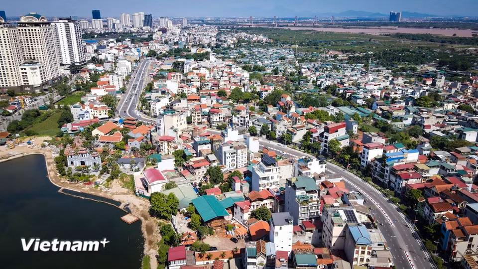The Au Co-Nghi Tam Road Project stretches 3.4 kilometers from Thang Loi Hotel to Nhat Tan Bridge in Tay Ho district, Hanoi, with an investment of approximately 544 billion VND (21.52 million USD). (Photo: Hoai Nam/Vietnam+)