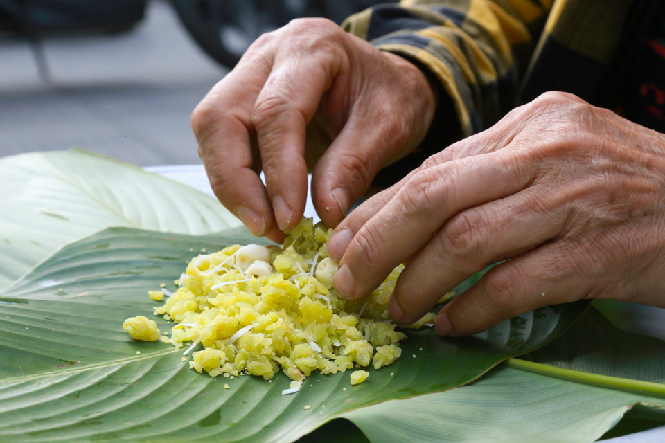 Among dishes made with green rice, xôi cốm (steamed green sticky rice) is a beloved specialty many seek. (Photo: Quynh Anh/VNA)