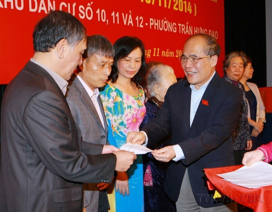 National Assembly Chairman Nguyen Sinh Hung presents gifts to exemplary cultural families during the Great National Unity Day festival in Tran Hung Dao ward, Hanoi, in 2014. (Photo: VNA)