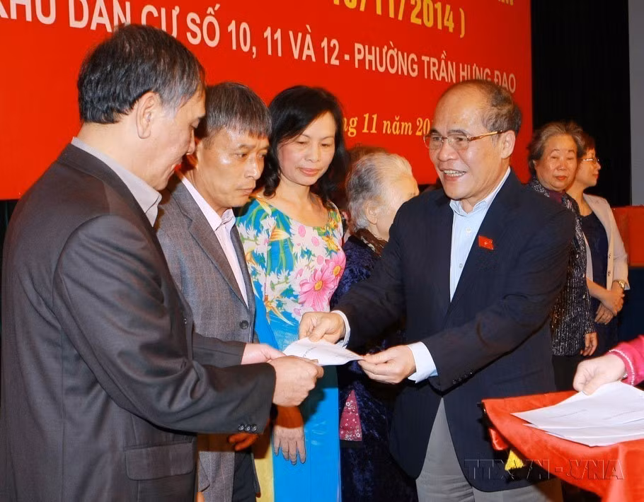 National Assembly Chairman Nguyen Sinh Hung presents gifts to exemplary cultural families during the Great National Unity Day festival in Tran Hung Dao ward, Hanoi, in 2014. (Photo: VNA)