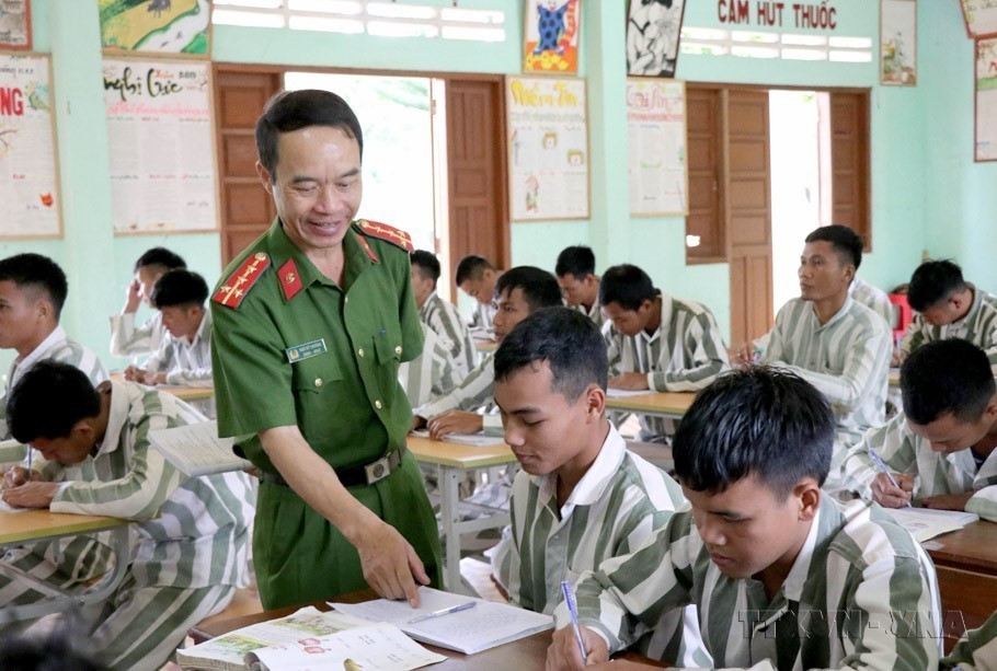 Literacy classes at Gia Trung Prison (Mang Yang, Central Highland province of Gia Lai) have taught thousands of inmates to read, write, and perform basic arithmetic operations. These classes also provide a beneficial learning and activity space for inmates after their daily working and rehabilitation hours. (Photo: VNA)