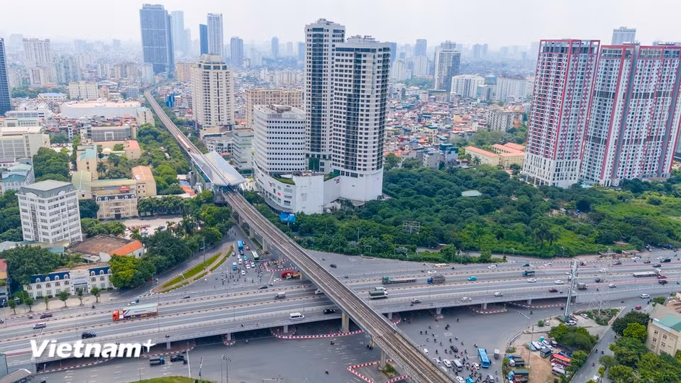The elevated section of the Nhon-Hanoi Station metro line serves as a commemorative project for Hanoi’s 70th Liberation anniversary. (Photo: Hoai Nam/Vietnam+)
