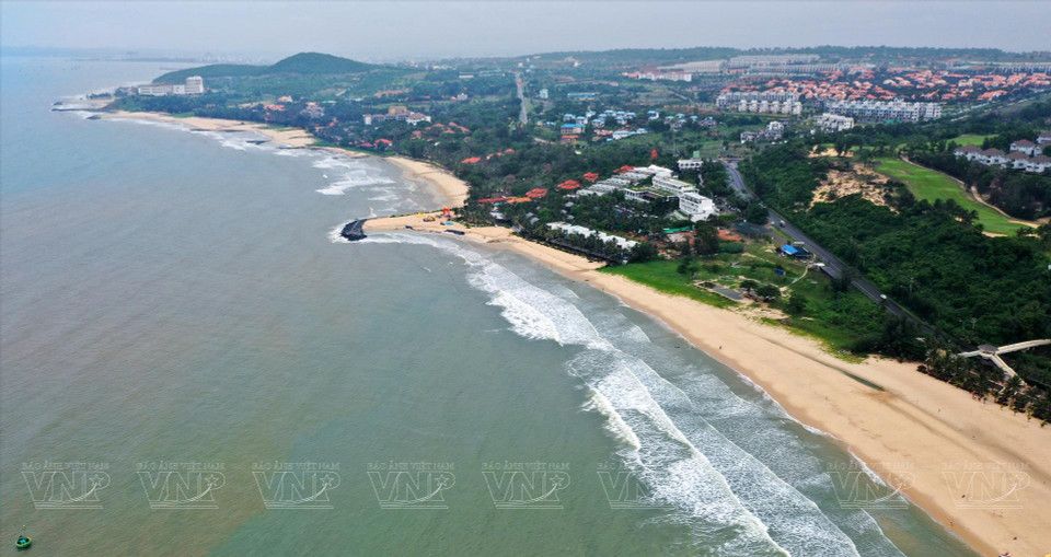 The area around Ong Dia rock beach also boasts many beautiful swimming spots. (Photo: VNA)