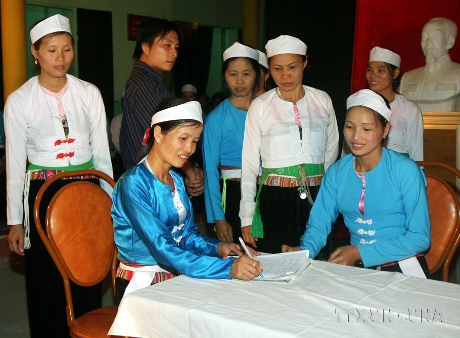 Representatives of families register to strive for the “Cultural Family” title during the Great National Unity Day celebration in Bai Bo 1 hamlet, Dung Phong commune, Cao Phong district, northern province of Hoa Binh in 2009. (Photo: VNA)