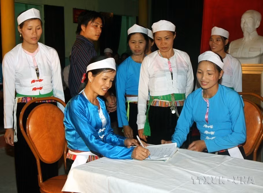 Representatives of families register to strive for the “Cultural Family” title during the Great National Unity Day celebration in Bai Bo 1 hamlet, Dung Phong commune, Cao Phong district, northern province of Hoa Binh in 2009. (Photo: VNA)
