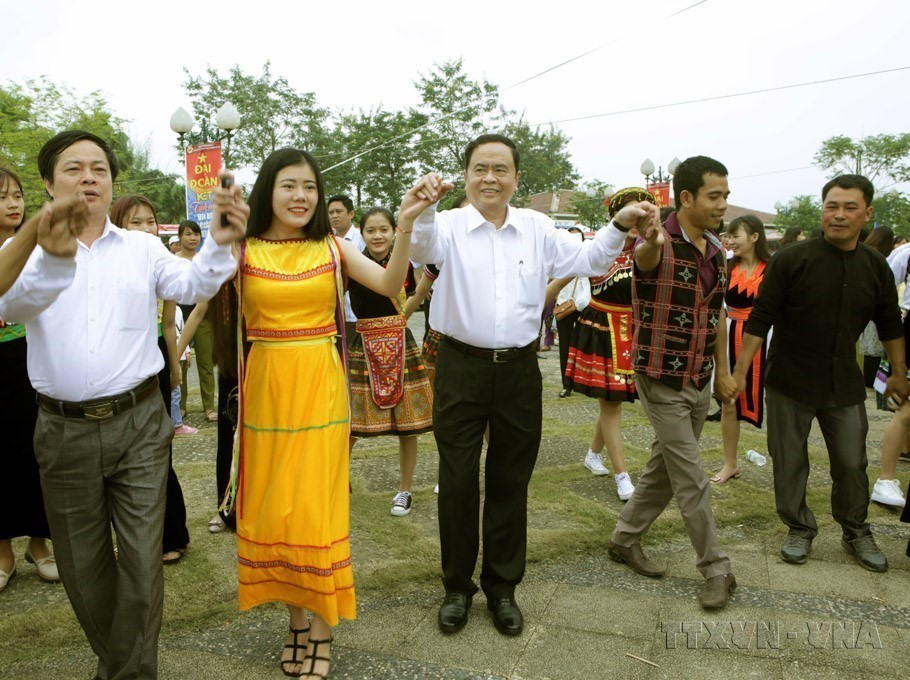 Chairman of the Vietnam Fatherland Front Central Committee Tran Thanh Man with ethnic people during the Great National Unity – Cultural Heritage Week in 2017. (Photo: VNA)