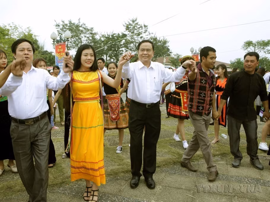 Chairman of the Vietnam Fatherland Front Central Committee Tran Thanh Man with ethnic people during the Great National Unity – Cultural Heritage Week in 2017. (Photo: VNA)