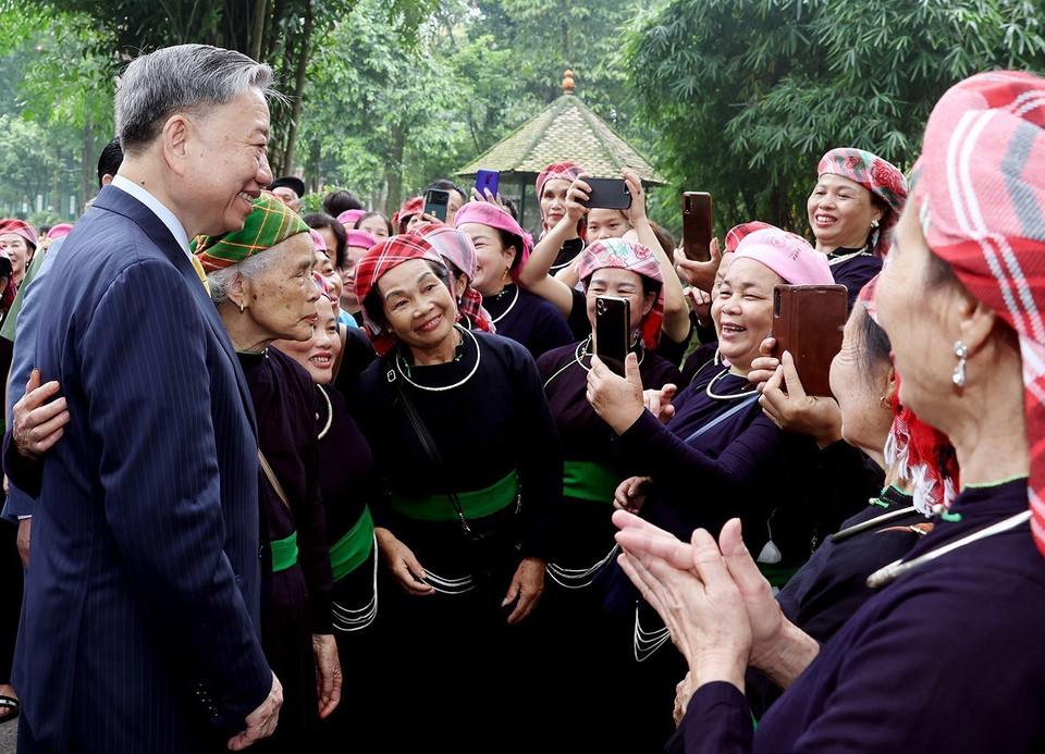 President To Lam meets with people at the Ho Chi Minh Memorial Site in the Presidential Palace, Hanoi, on May 23, 2024. (Photo: VNA)