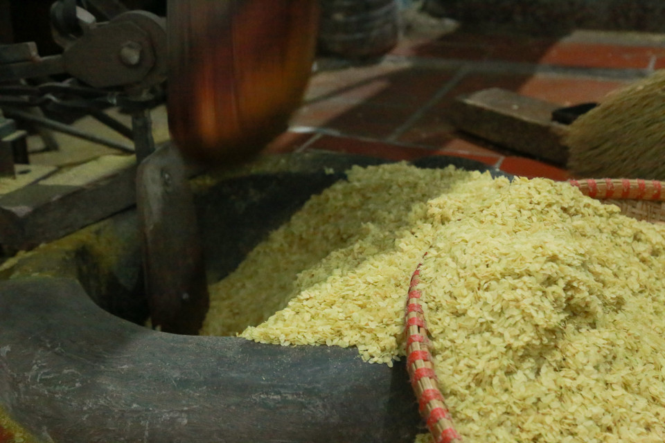 Cốm is not only a Hanoian favourite. It also has an important place among Vietnamese foods as it is associated with Vietnam’s rice-growing culture which has been maintained for centuries. (Photo: Quynh Anh/ VNA)