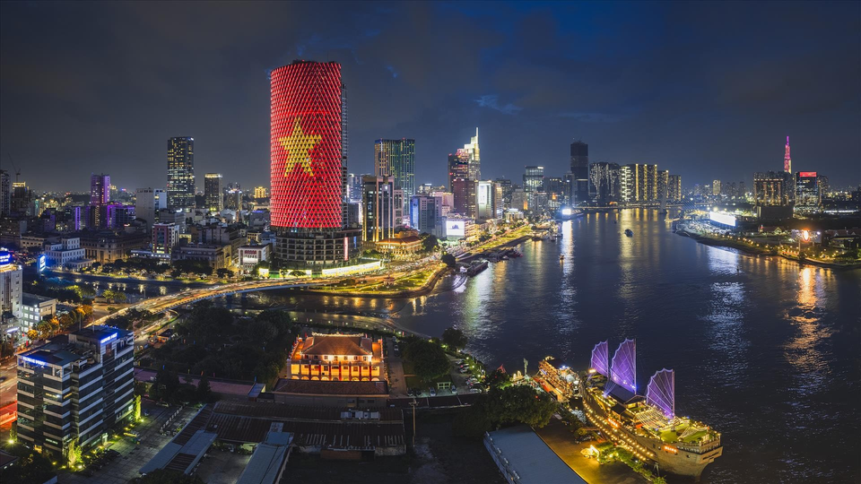 Ho Chi Minh City shining brightly at night along the banks of the Saigon River. (Photo: VNP)