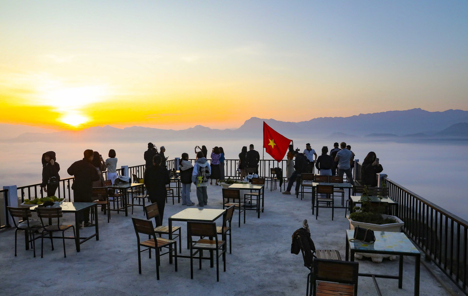 Visitors must come early to enjoy the most beautiful moments on Tang Quai pass. (Photo: VNA)
