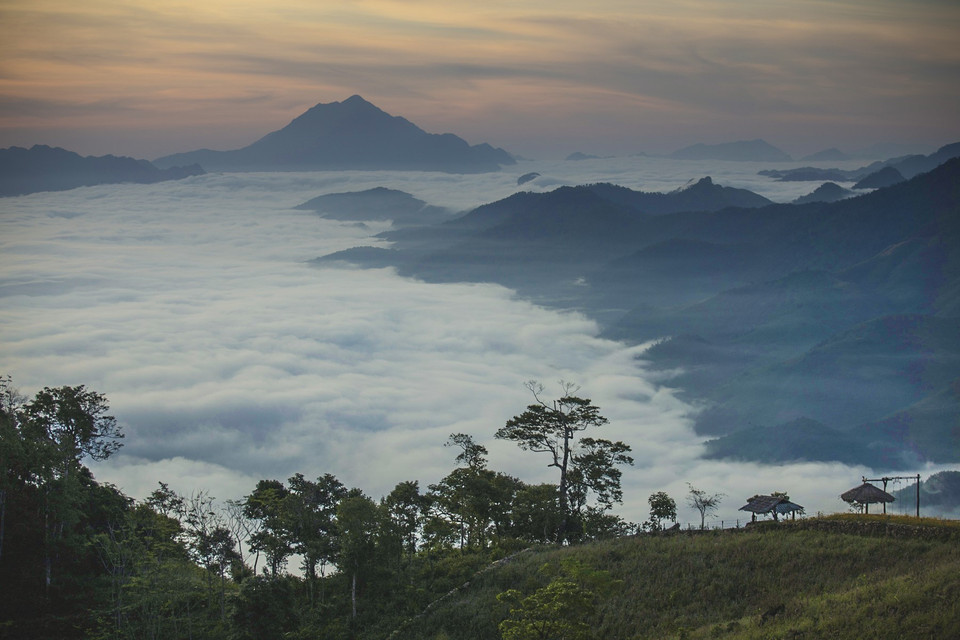 A sea of clouds appears every morning at Heaven Gate, located in Pa Khom, on the road leading to Thung Mai and Thung Man. (Photo: VNA)