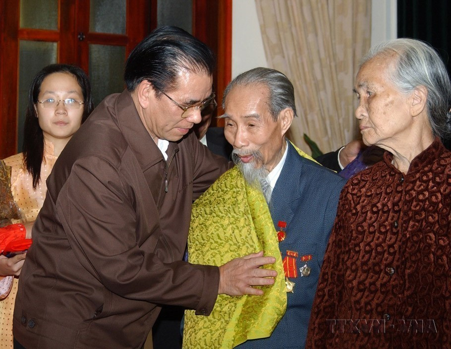 Party General Secretary Nong Duc Manh presents gifts to elderly delegates at the Great National Unity Day celebration in Quan Thanh ward, Hanoi, on November 16, 2008. (Photo: VNA)