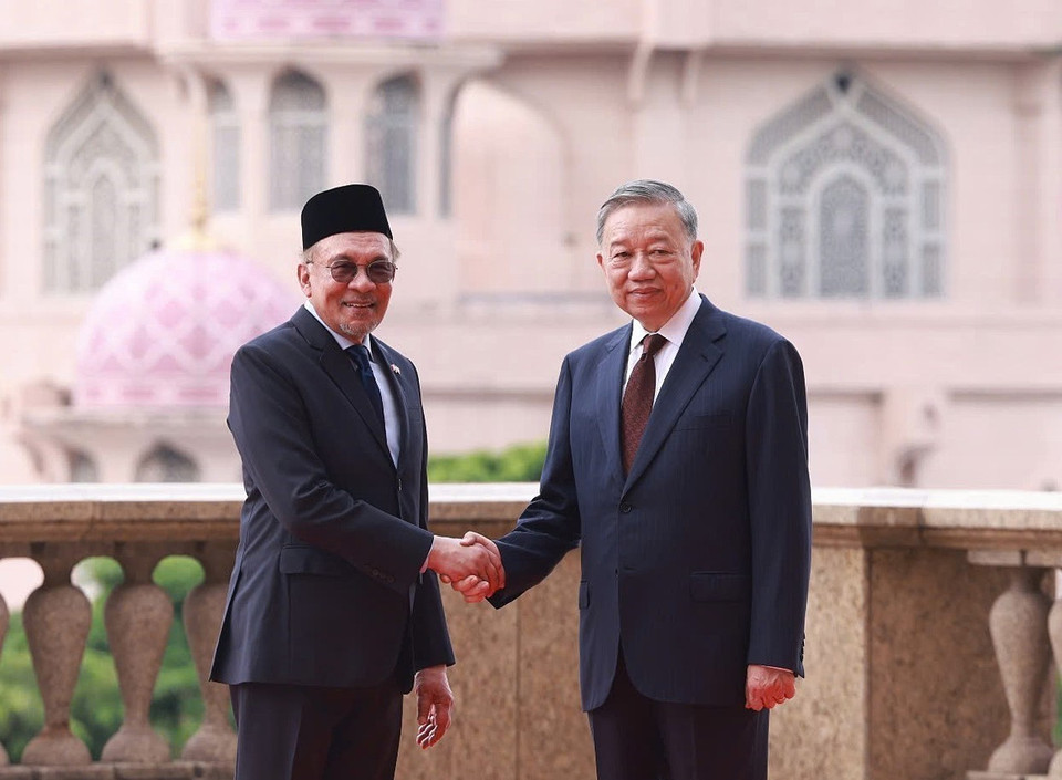 Party General Secretary To Lam and Prime Minister Anwar Ibrahim at the welcome ceremony. (Photo: VNA)