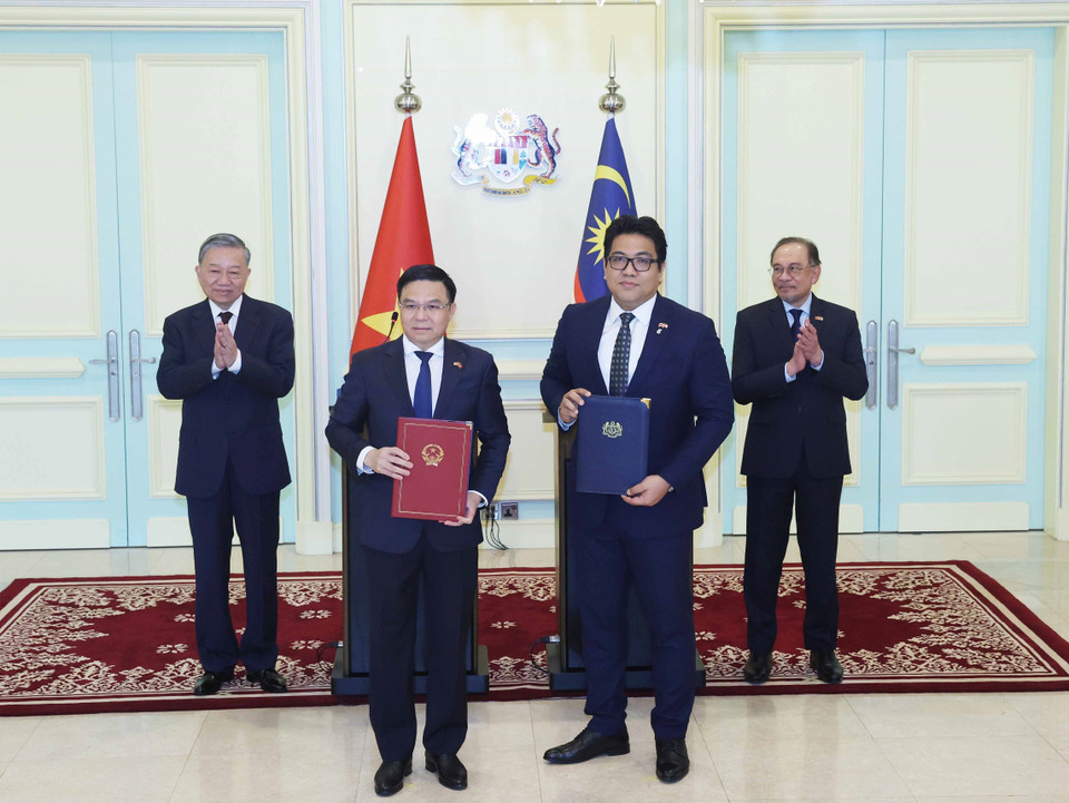 Party General Secretary To Lam and Prime Minister Anwar Ibrahim witness the signing of cooperation documents between the two countries. (Photo: VNA)