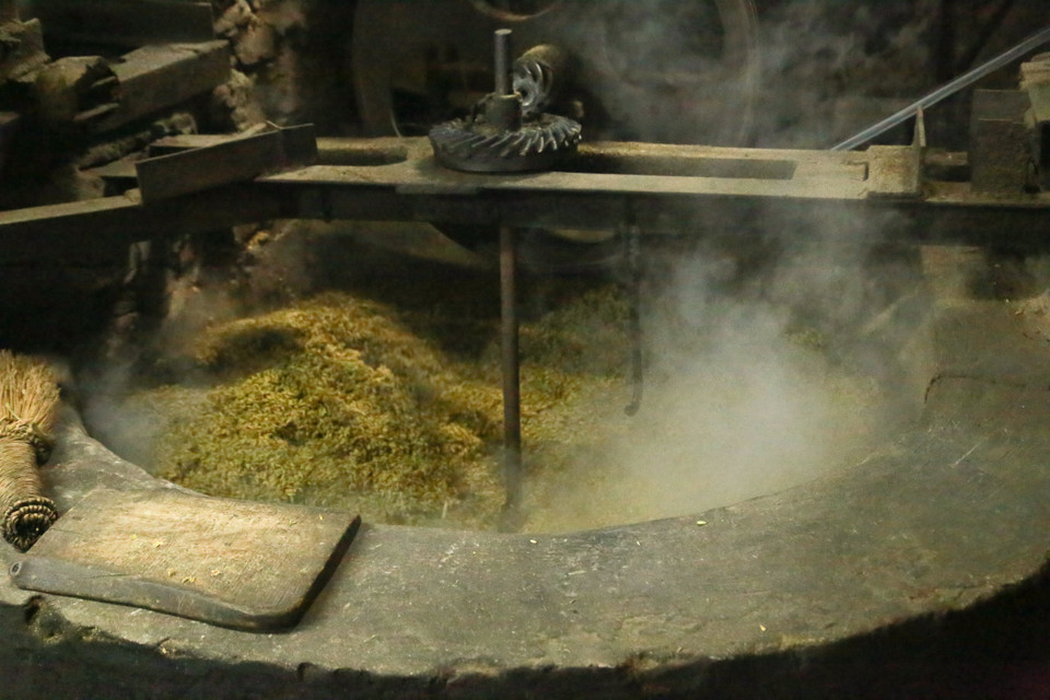 Roasting the rice requires precision to achieve just the right texture – chewy and elastic, yet beautifully cooked without being raw or broken. (Photo: Quynh Anh/VNA)