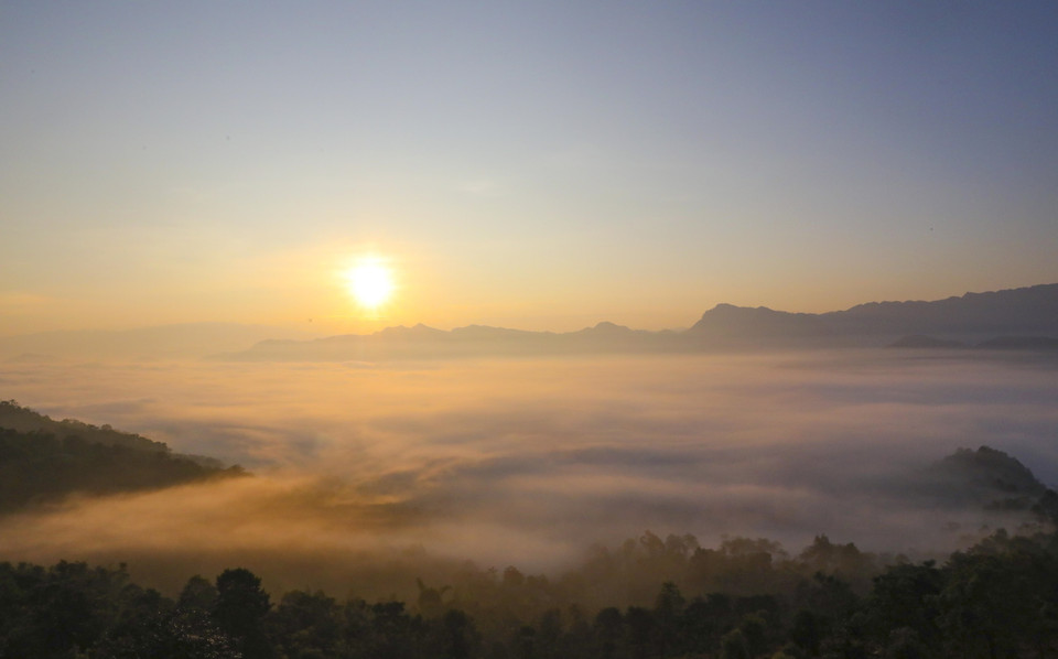Ang Nua valley is covered by a sea of clouds. (Photo: VNA)