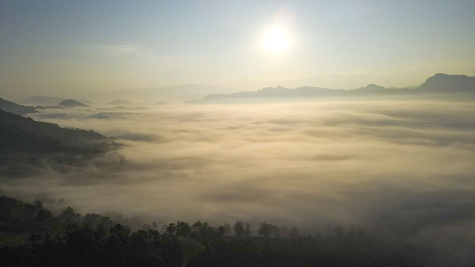 The entire Ang Nua valley is immersed in a sea of clouds. (Photo: VNA)