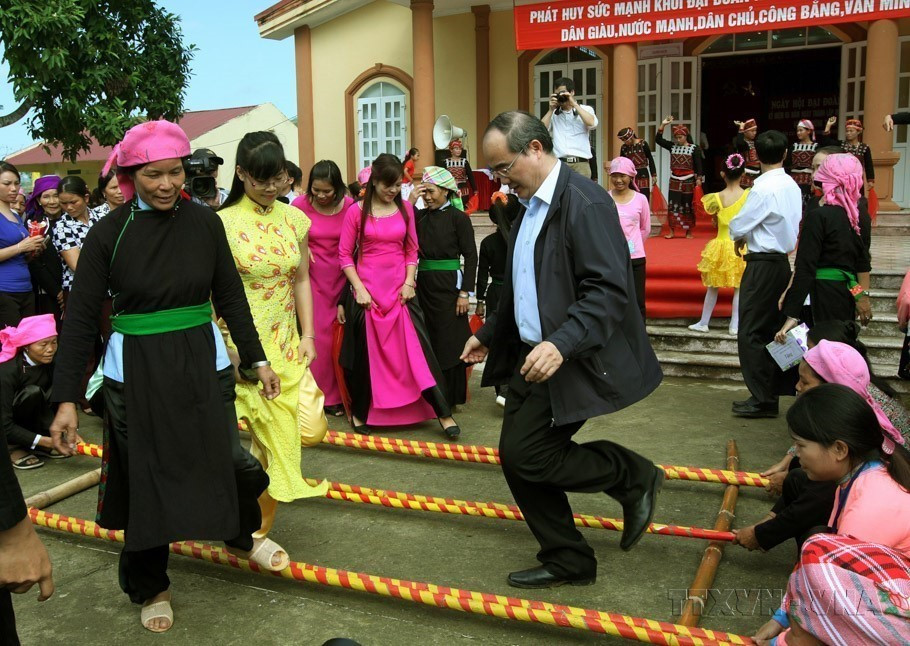 Chairman of the Vietnam Fatherland Front Central Committee Nguyen Thien Nhan joins a bamboo pole dance with ethnic minority people at the Great National Unity Day celebration in Hop Thanh commune, Lao Cai city, northern province of Lao Cai, in 2015. (Photo: VNA)
