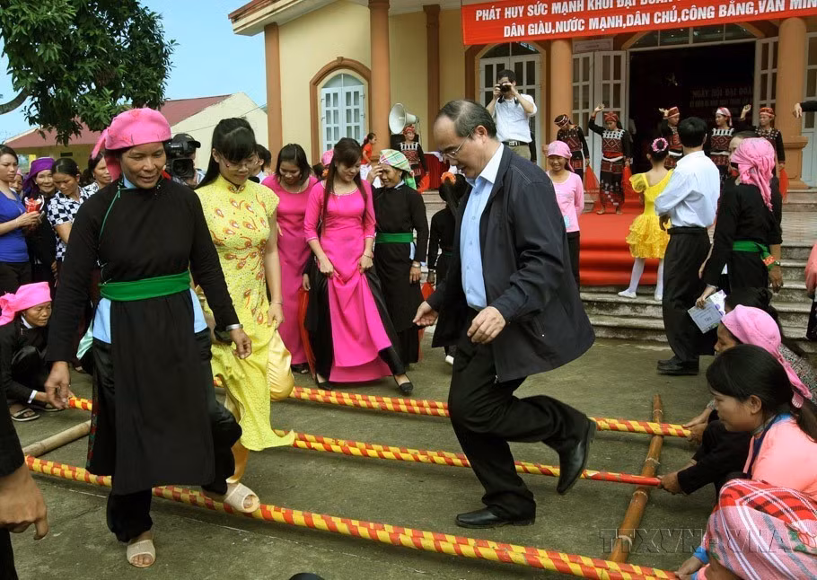 Chairman of the Vietnam Fatherland Front Central Committee Nguyen Thien Nhan joins a bamboo pole dance with ethnic minority people at the Great National Unity Day celebration in Hop Thanh commune, Lao Cai city, northern province of Lao Cai, in 2015. (Photo: VNA)