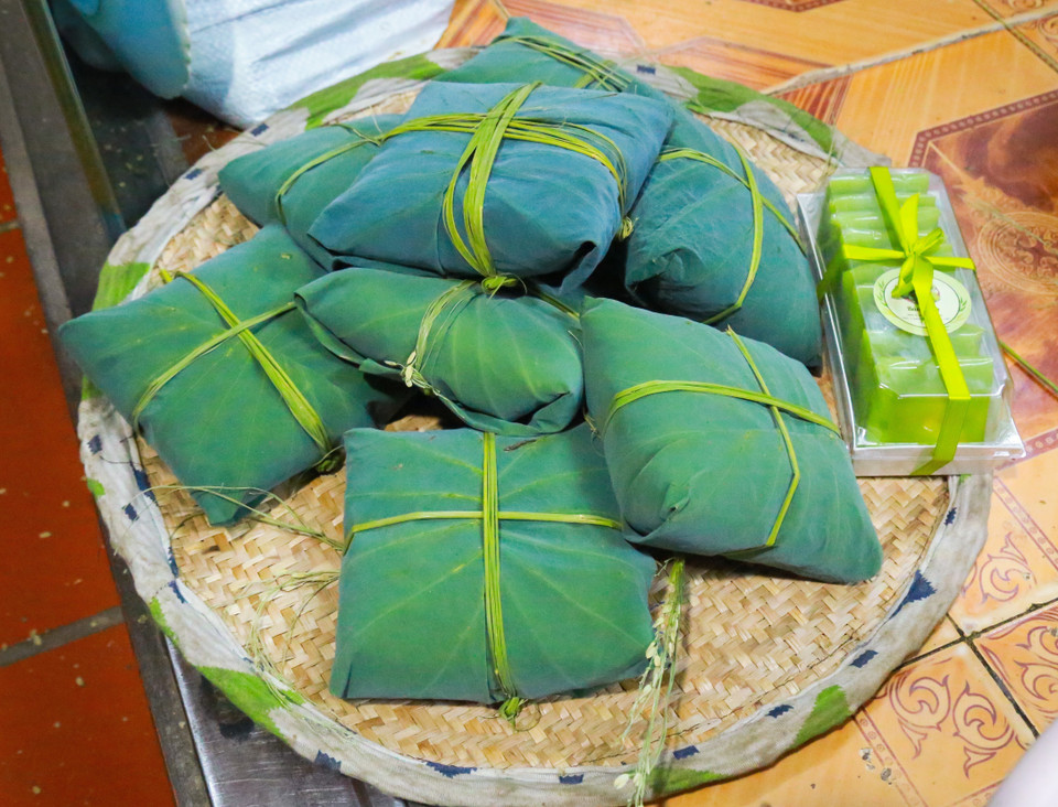 Cốm’s fame eventually goes beyond the village. It becomes a much appreciated gift which people give to relatives and acquaintances. (Photo: Quynh Anh/VNA)