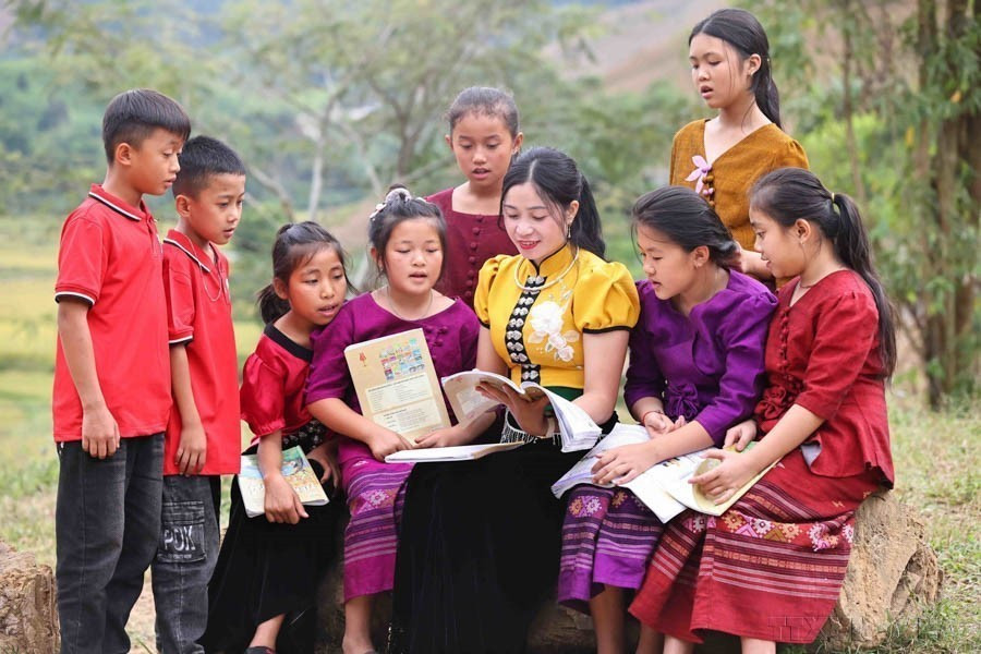 Ms. Quang Thi Xuan (of the Thai ethnic group) is Vice Principal of Muong Lan Primary School for Ethnic Minorities, located in a particularly disadvantaged commune in Sop Cop district, the northwestern province of Son La. With her love for teaching and her pupils, Ms. Xuan always gives her best for the cause of education. (Photo: VNA)