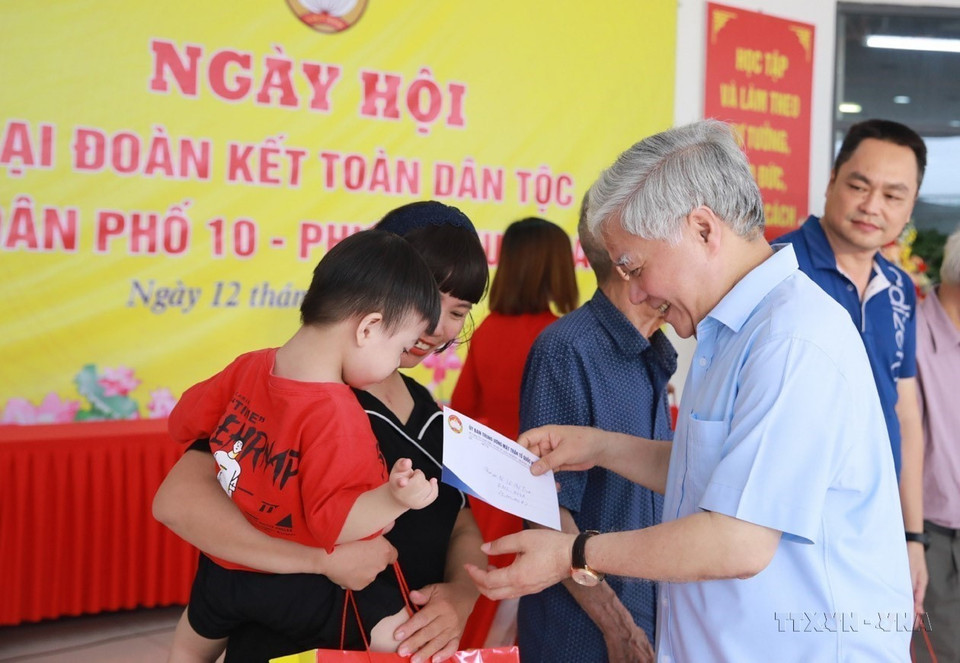 Party Central Committee Secretary and Chairman of the Vietnam Fatherland Front Central Committee Do Van Chien presents gifts to households in Xuan Tao ward (Bac Tu Liem district, Hanoi) on November 12, 2023, on the Great National Unity Day. (Photo: VNA)
