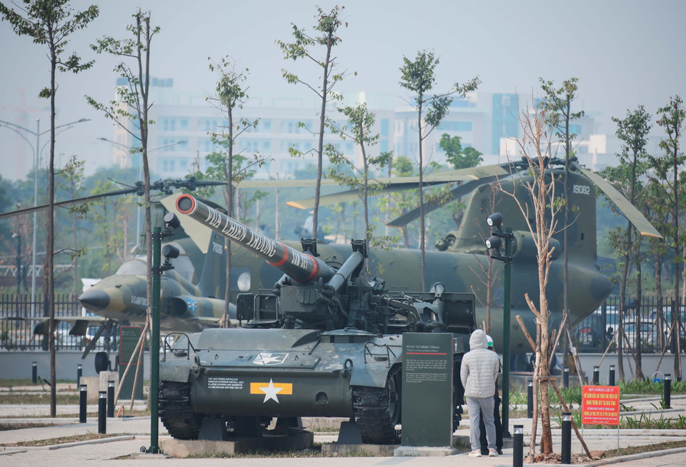 Visitors explore the museum’s outdoor exhibition area. (Photo: VNA)