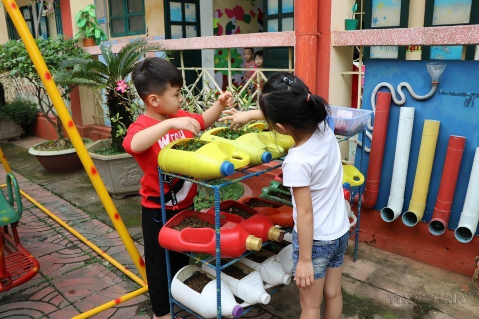 Teachers and students at the Bong Sen Kindergarten in Yen Bai city recycle plastic bottles to plant trees, joining the province's "anti-plastic waste" movement. (Photo: VNA)