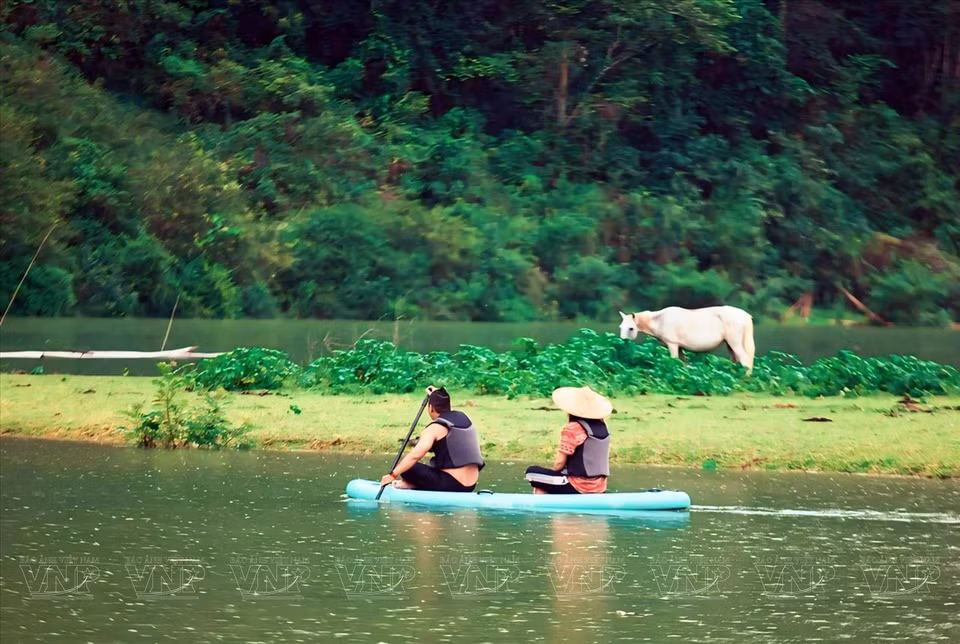 During the water season (from June to September), visitors may kayak around the Mat Than Nui area to explore its surroundings.