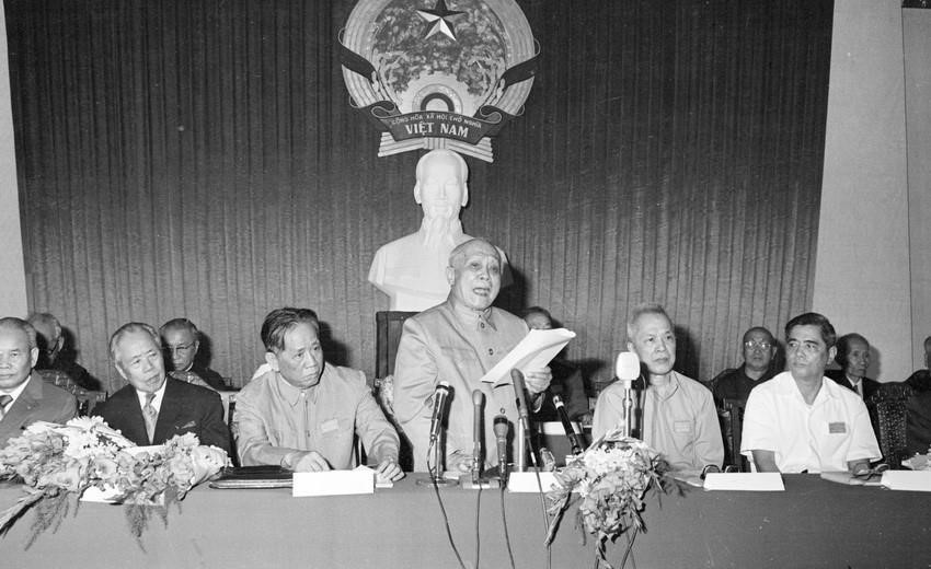 In its congress held in Ho Chi Minh City from January 31 to February 4, 1977, the Vietnam National United Front (VNUF) decided to merge the three organizations, including the Vietnam Fatherland Front, the National Liberation Front for South Vietnam, and the Alliance of National, Democratic and Peace Forces of Vietnam, into a common agency called Vietnam Fatherland Front (VFF). The congress introduced 191 members to the VFF Central Committee. The Presidium consisted of 45 members, with comrade Ton Duc Thang as Honorary President, and comrade Hoang Quoc Viet as President. (Photo: VNA)