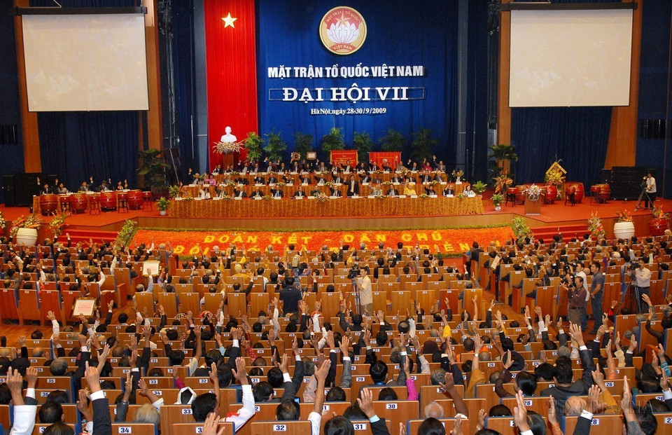 Delegates vote to approve the Resolution of the 7th National Congress of the Vietnam Fatherland Front (2009). (Photo: VNA)