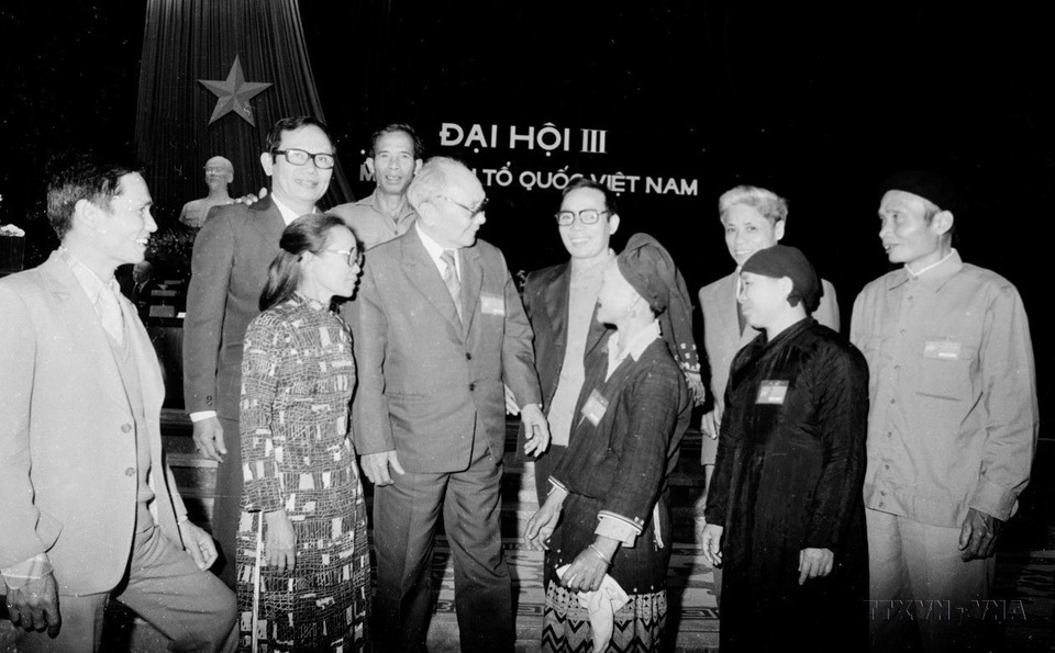 Chairman of the State Council Vo Chi Cong meets with delegates at the 3rd National Congress of the Vietnam Fatherland Front, held in Hanoi from November 2-4, 1988. The Honorary President is comrade Hoang Quoc Viet, and the President is Lawyer Nguyen Huu Tho. (Photo: VNA)