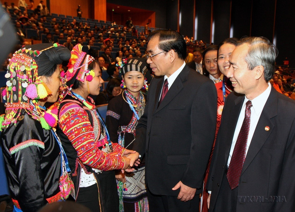 Party General Secretary Nong Duc Manh meets with ethnic minority delegates at the 7th National Congress of the Vietnam Fatherland Front (2009). (Photo: VNA)