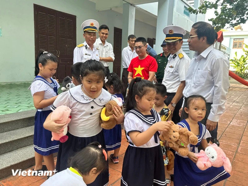 Working group No. 21 in 2024 visits and brings numerous gifts for the children on the remote islands. (Photo: Vietnam+)