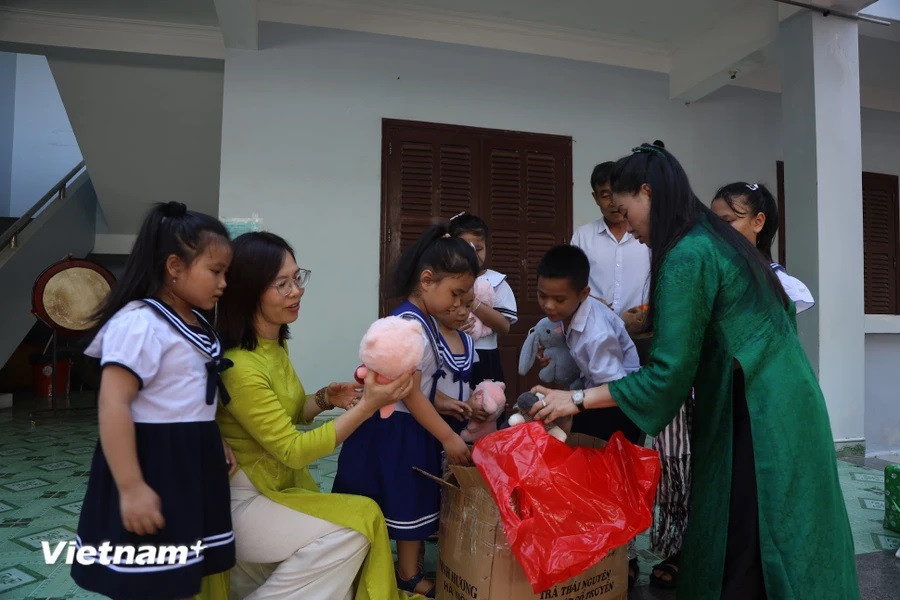 The members of working group No. 21 in 2024 bring many gifts for the children on the remote islands. (Photo: Vietnam+)