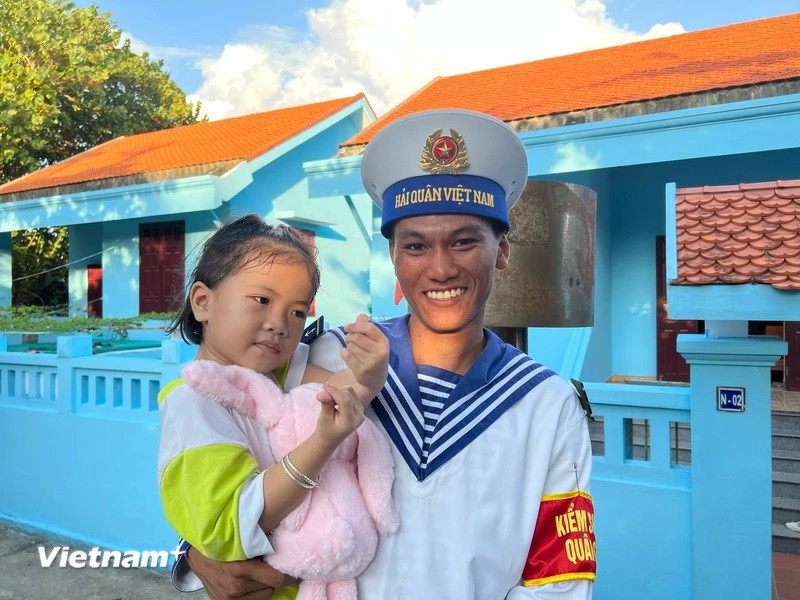 A Truong Sa soldier with a little girl on Truong Sa island (Photo: Vietnam+)