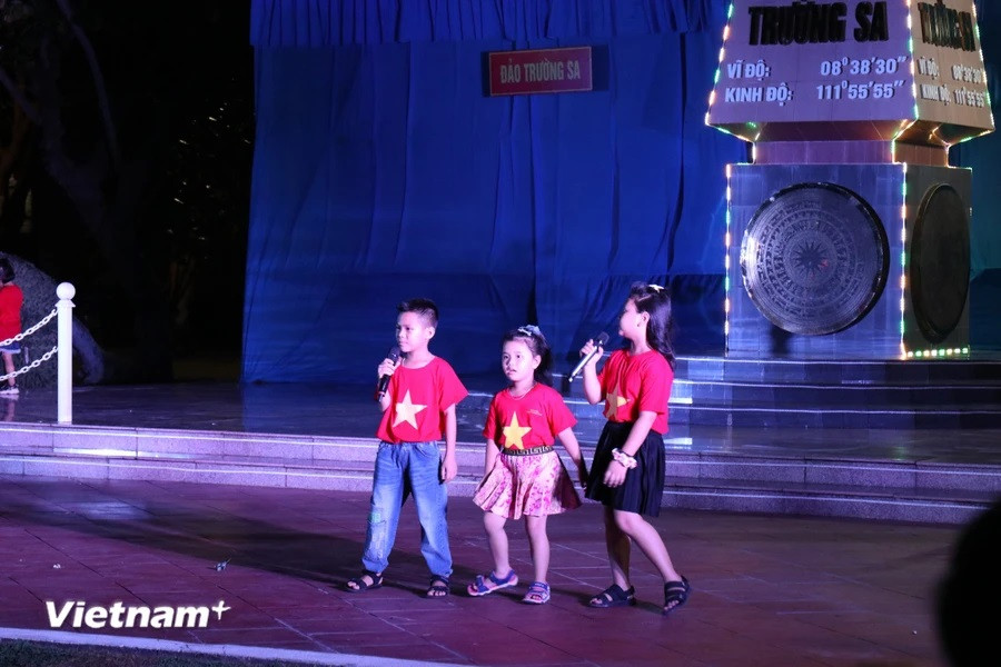 Children on Truong Sa perform in a group art performance. (Photo: Vietnam+)