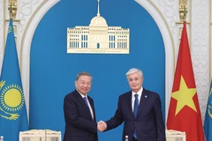General Secretary of the Communist Party of Vietnam Central Committee To Lam (left) and President of Kazakhstan Kassym-Jomart Tokayev adopt a joint statement on the establishment of the Vietnam-Kazakhstan Strategic Partnership. (Photo: VNA)
