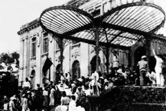 The success of the Russian October Revolution had a profound impact on revolutionary movements around the world, including in Vietnam. Under the light of Marxism–Leninism and the October Revolution, Nguyen Ai Quoc found in it a “miraculous handbook,” the path to national salvation for the Vietnamese people. In the photo: The people of Hanoi seized the Residential Palace of the Tonkin Governor – the headquarters of the French-backed administration in northern Vietnam, marking the success of the August Revolution in Vietnam on August 19, 1945. (Photo: VNA Archives) 