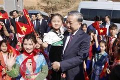 Party General Secretary To Lam and students of Si Pa Phin Boarding Primary and Secondary School in Nam Chim 1 hamlet, Si Pa Phin commune, Dien Bien province. (Photo: VNA)
