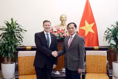 Deputy Prime Minister and Minister of Foreign Affairs Bui Thanh Son (right) and Australian Ambassador to Vietnam Andrew Goledzinowski at their meeting in Hanoi on December 24. (Photo: Ministry of Foreign Affairs)
