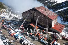 The fire broke out at the Kartalkaya ski resort in Bolu province on early January 21 morning, resulting in numerous fatalities and injuries. (Photo: Xinhua/VNA)