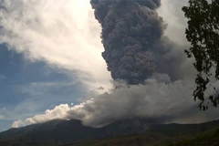 Mount Lewotobi in Indonesia's East Nusa Tenggara province, erupts on December 28. (Photo: Xinhua/VNA)