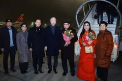 Prime Minister Pham Minh Chinh, his spouse, and a high-ranking delegation of Vietnam land at Zurich Airport on January 20 night (local time). (Photo: VNA)