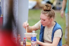 A foreign visitor enjoys pho at the festival. (Photo: VNA)