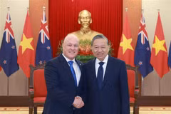 Party General Secretary To Lam (right) and New Zealand Prime Minister and Leader of the New Zealand National Party Christopher Luxon. (Photo: VNA)